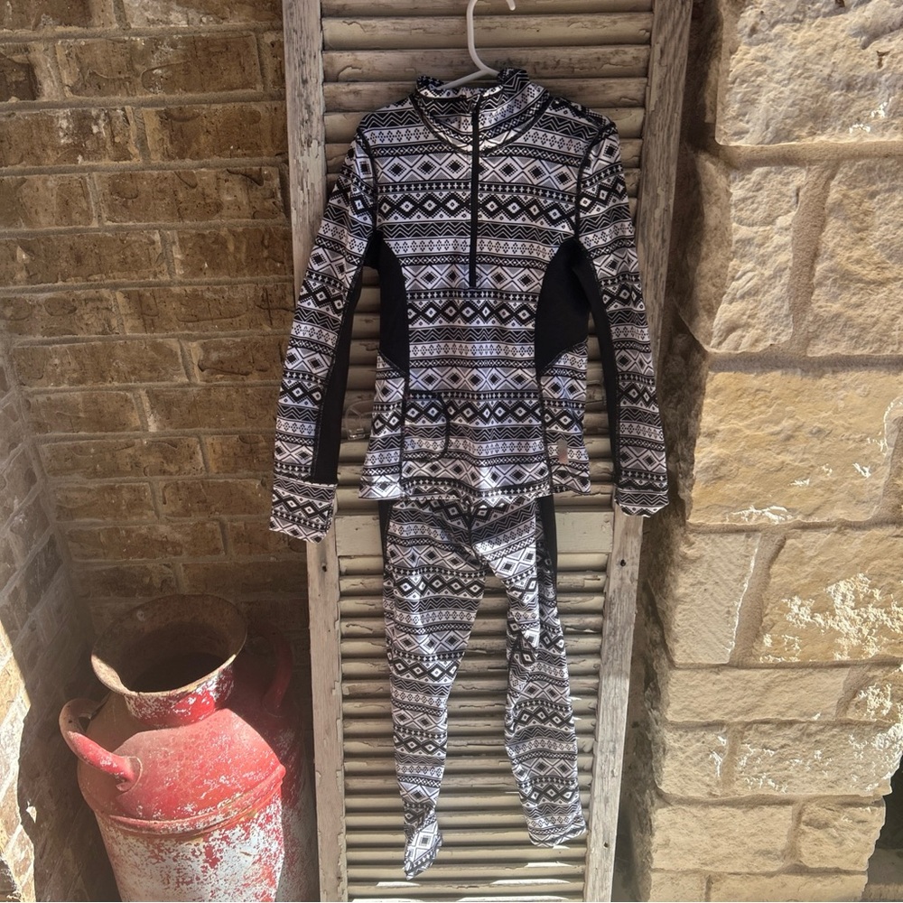 Zella Girl Leggings  & Pullover Black White Size 7/8 Set outfit 2 pieces.